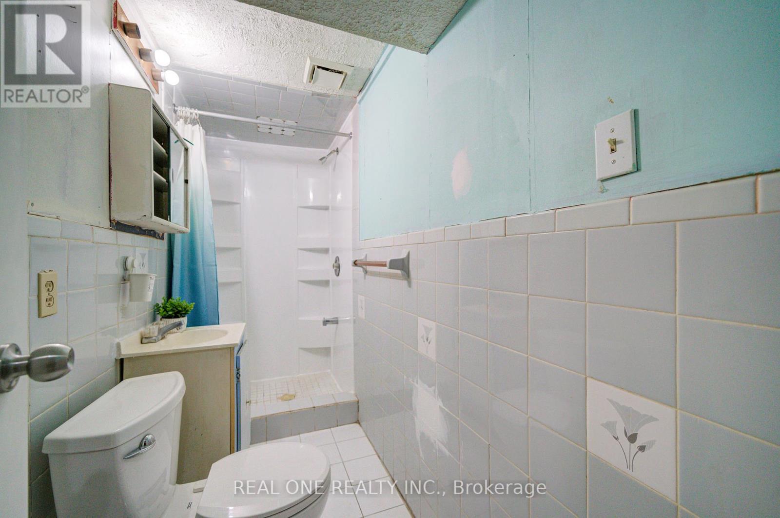 2525 Trident Avenue, Mississauga, ON - Indoor Photo Showing Bathroom