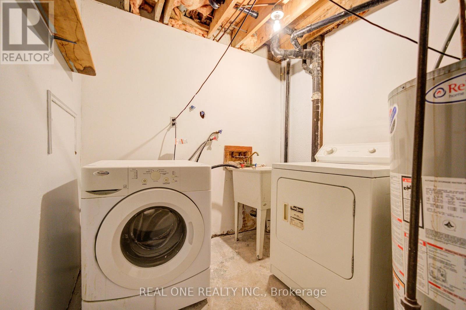 2525 Trident Avenue, Mississauga, ON - Indoor Photo Showing Laundry Room