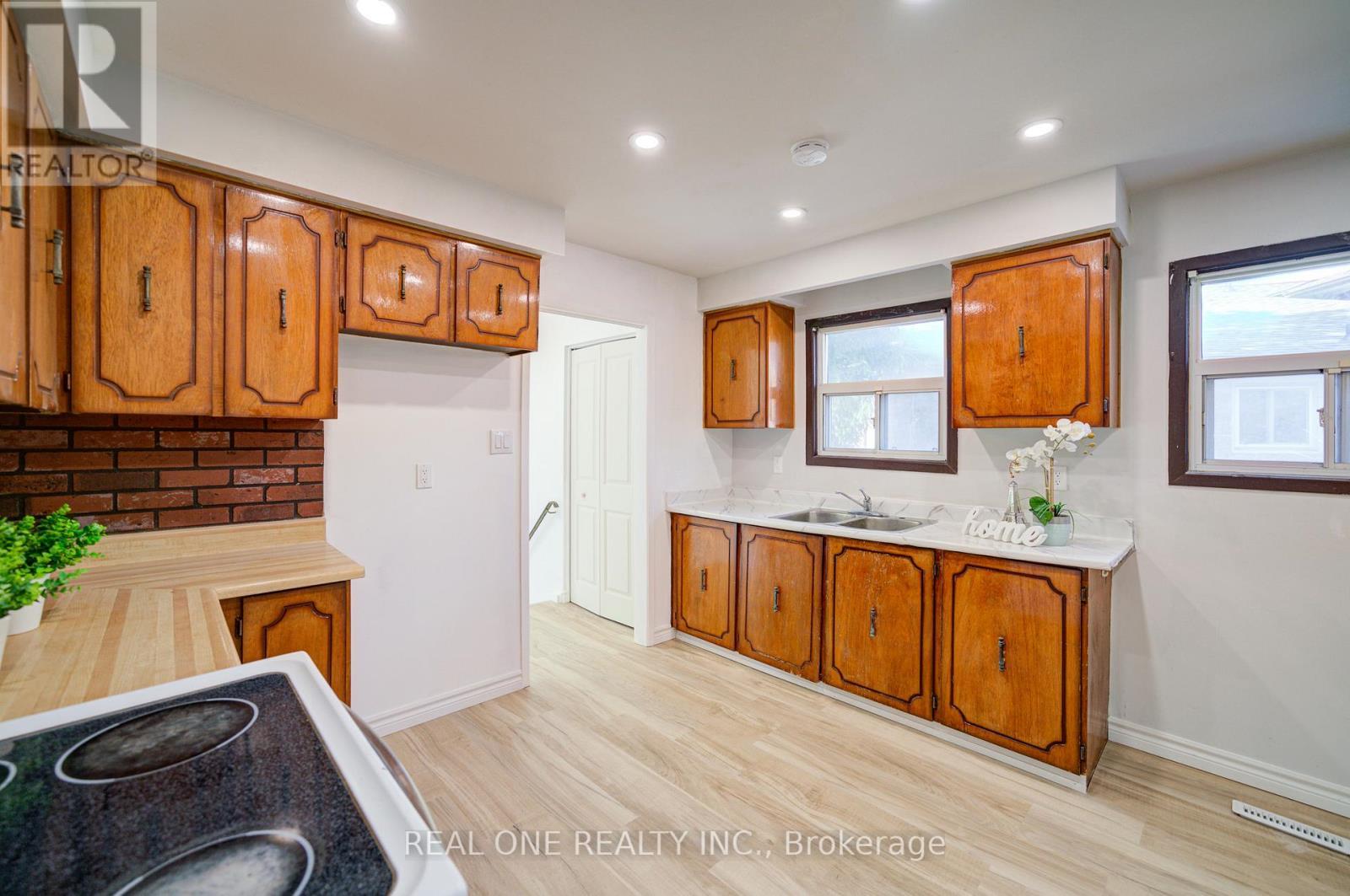 2525 Trident Avenue, Mississauga, ON - Indoor Photo Showing Kitchen With Double Sink