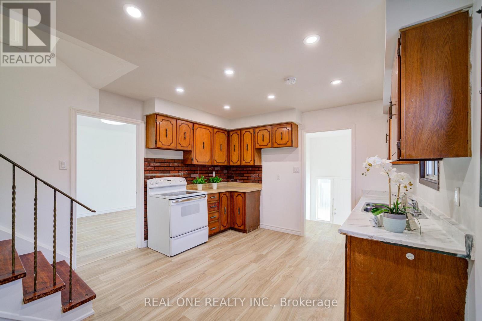 2525 Trident Avenue, Mississauga, ON - Indoor Photo Showing Kitchen