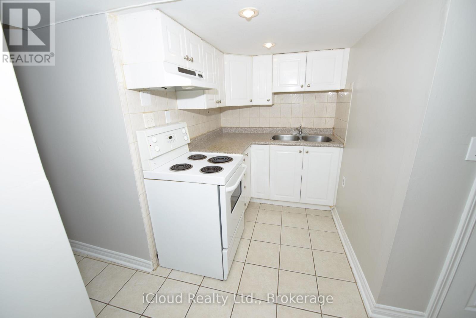 2 - 3765 Keenan Crescent, Mississauga, ON - Indoor Photo Showing Kitchen With Double Sink