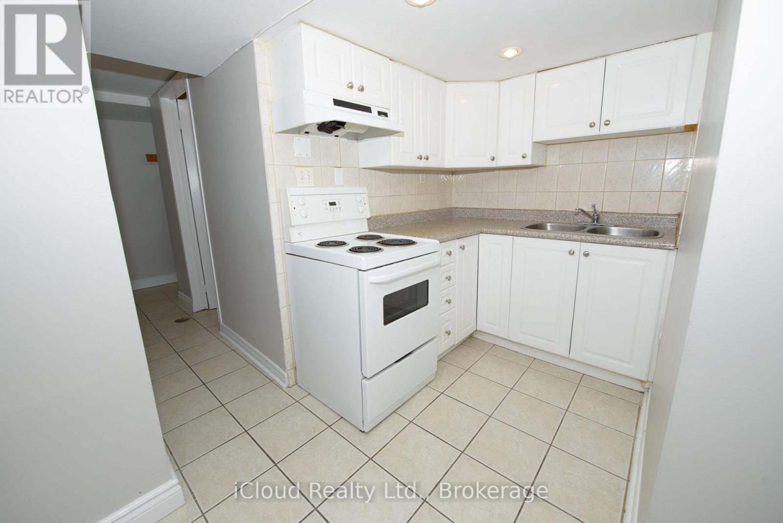 2 - 3765 Keenan Crescent, Mississauga, ON - Indoor Photo Showing Kitchen With Double Sink