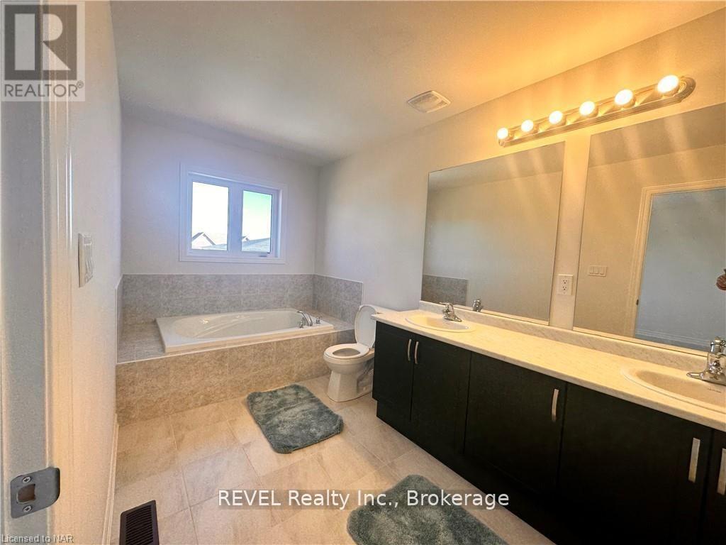 29 Sapphire Way, Thorold (Rolling Meadows), ON - Indoor Photo Showing Bathroom