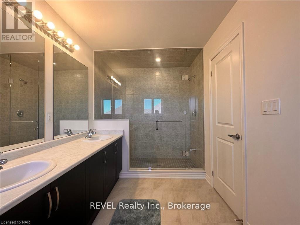 29 Sapphire Way, Thorold (Rolling Meadows), ON - Indoor Photo Showing Bathroom