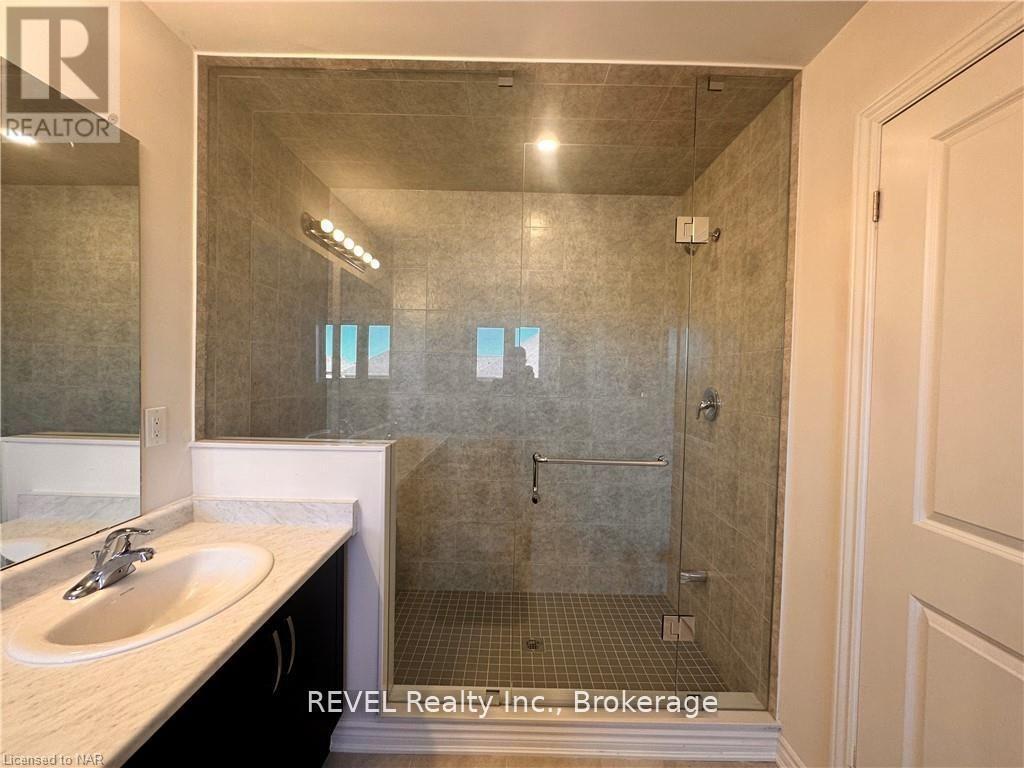 29 Sapphire Way, Thorold (Rolling Meadows), ON - Indoor Photo Showing Bathroom