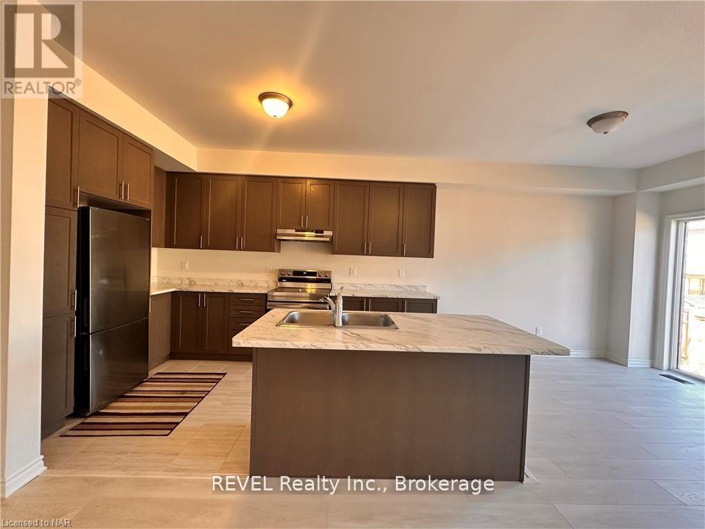 29 Sapphire Way, Thorold (Rolling Meadows), ON - Indoor Photo Showing Kitchen With Double Sink