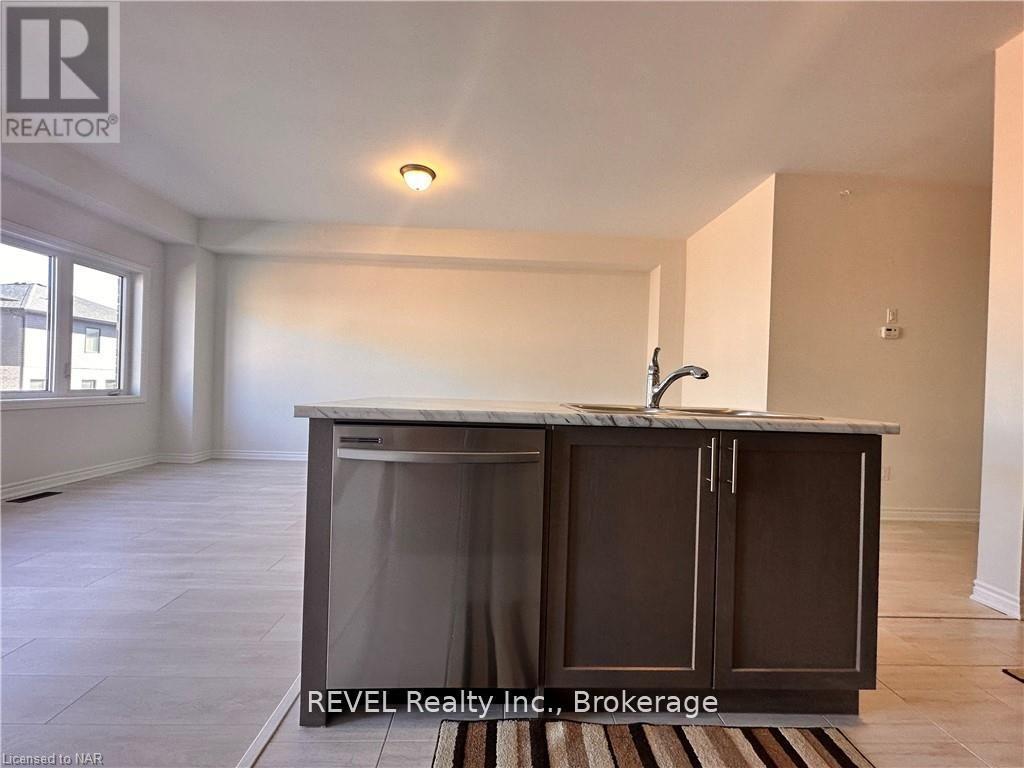 29 Sapphire Way, Thorold (Rolling Meadows), ON - Indoor Photo Showing Other Room