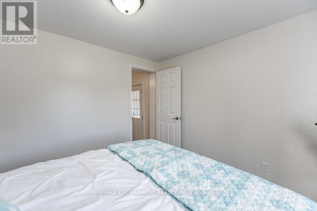 196 Picton Street E, Hamilton, ON - Indoor Photo Showing Bedroom