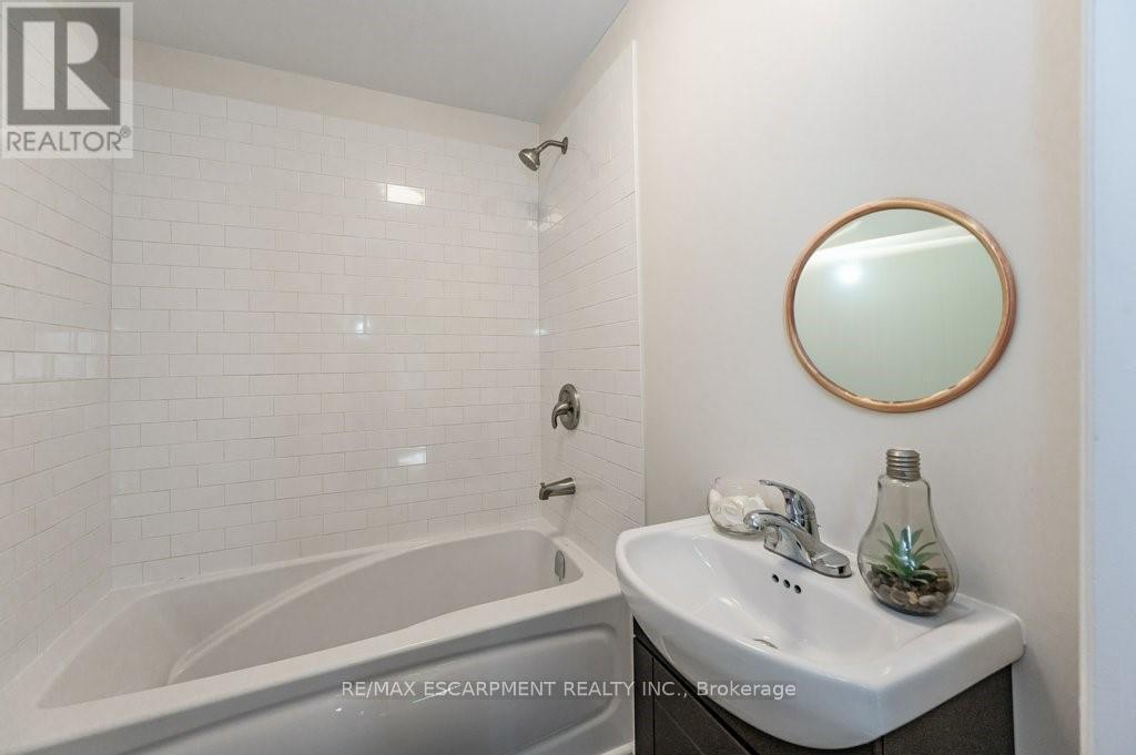 196 Picton Street E, Hamilton, ON - Indoor Photo Showing Bathroom