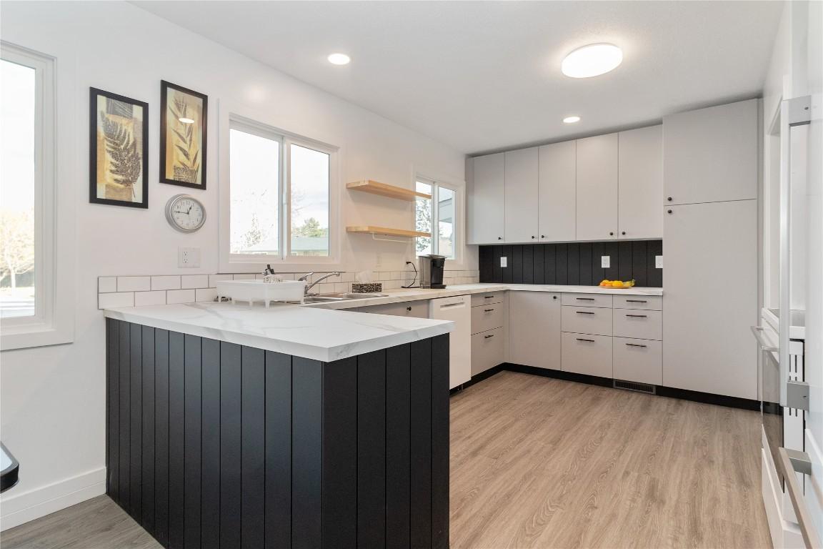 1352 Alder Court, Kelowna, BC - Indoor Photo Showing Kitchen