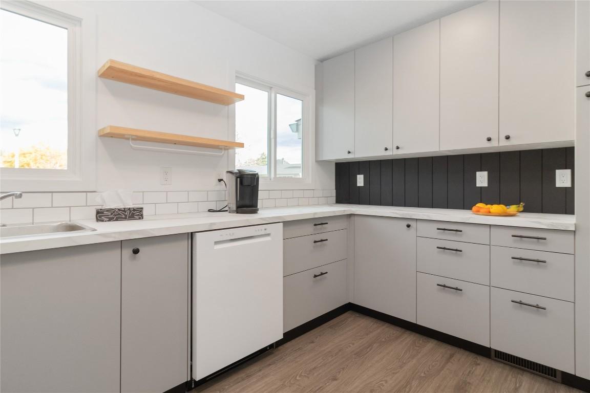 1352 Alder Court, Kelowna, BC - Indoor Photo Showing Kitchen