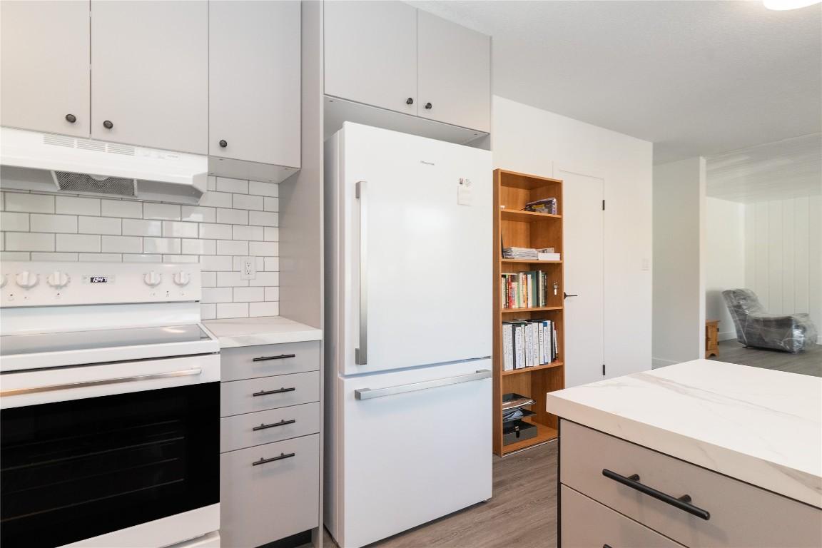 1352 Alder Court, Kelowna, BC - Indoor Photo Showing Kitchen