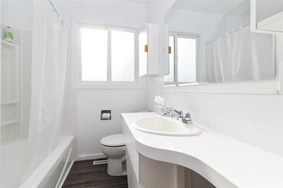 1352 Alder Court, Kelowna, BC - Indoor Photo Showing Bathroom