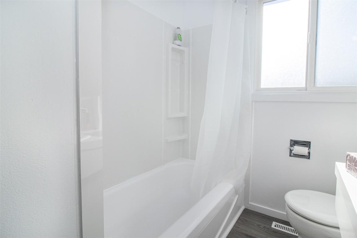 1352 Alder Court, Kelowna, BC - Indoor Photo Showing Bathroom