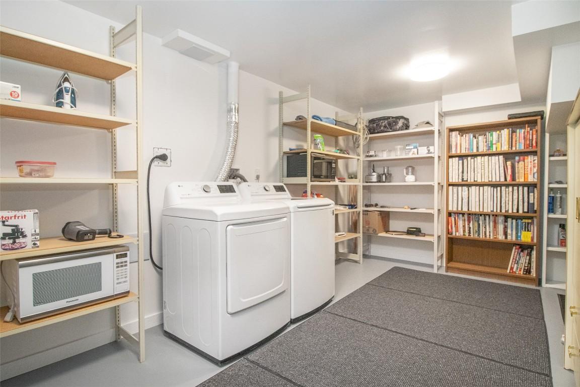 1352 Alder Court, Kelowna, BC - Indoor Photo Showing Laundry Room