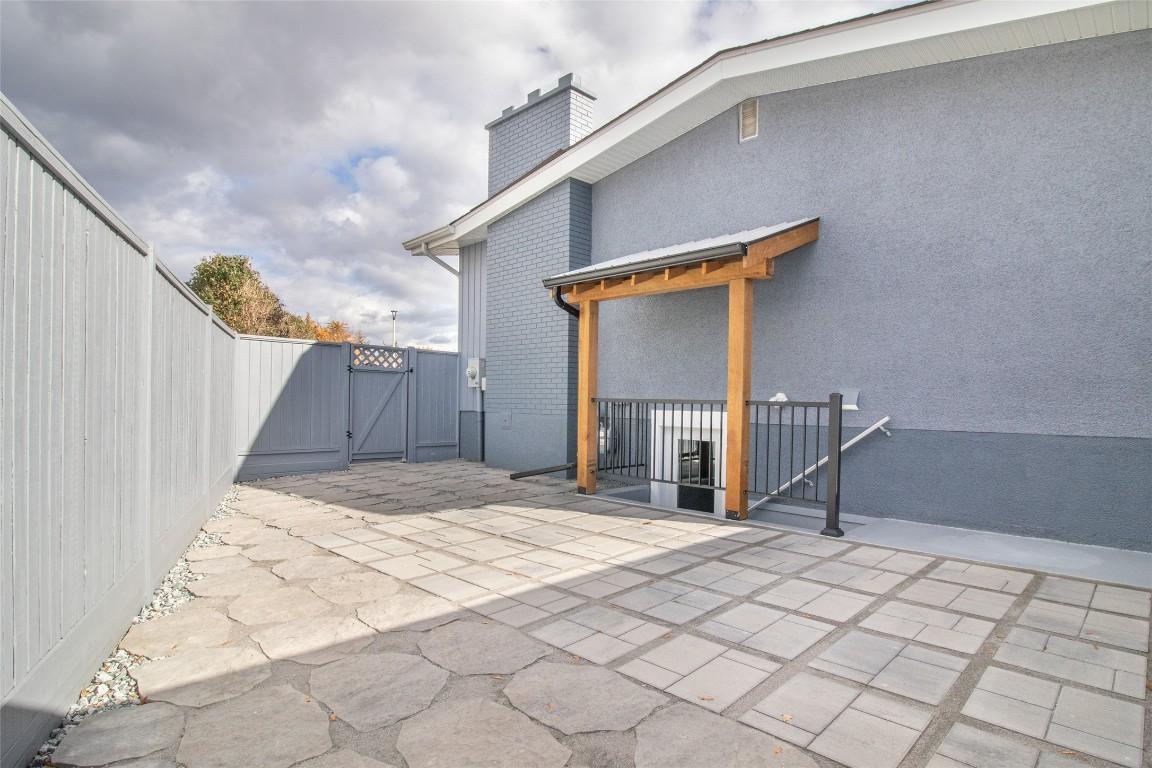 1352 Alder Court, Kelowna, BC - Outdoor With Exterior