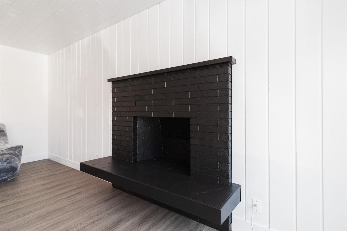 1352 Alder Court, Kelowna, BC - Indoor Photo Showing Living Room With Fireplace