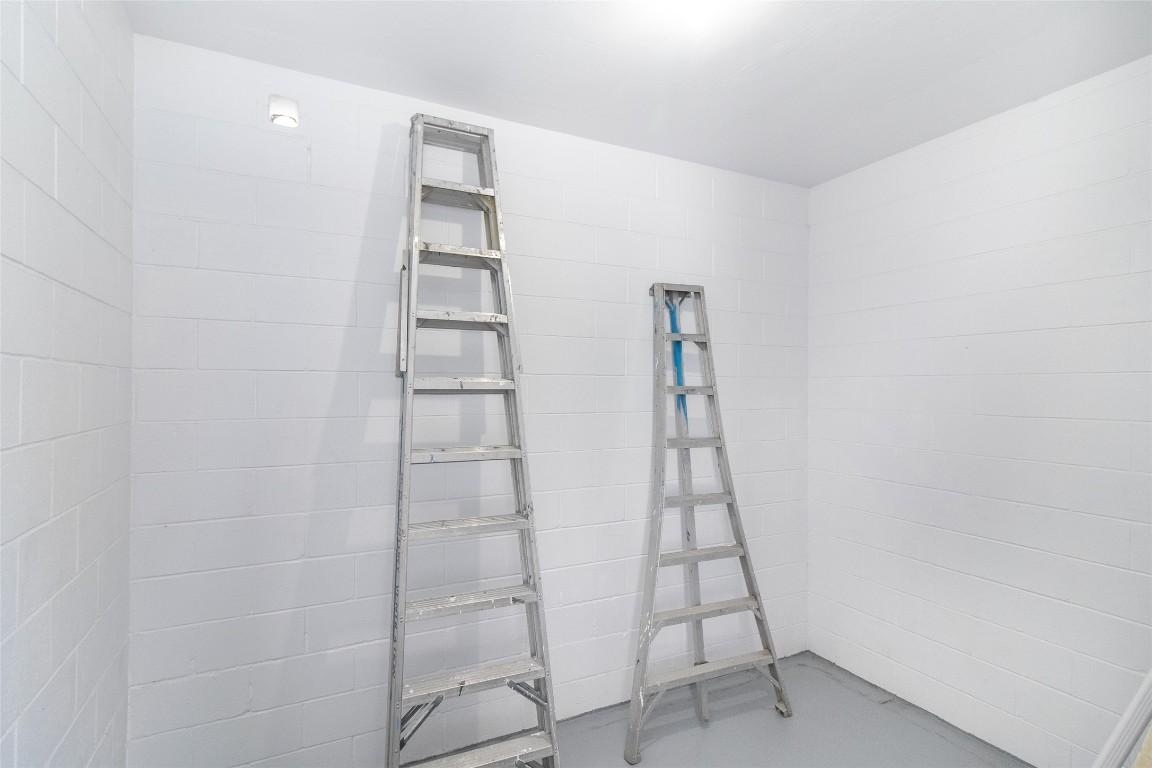1352 Alder Court, Kelowna, BC - Indoor Photo Showing Bathroom