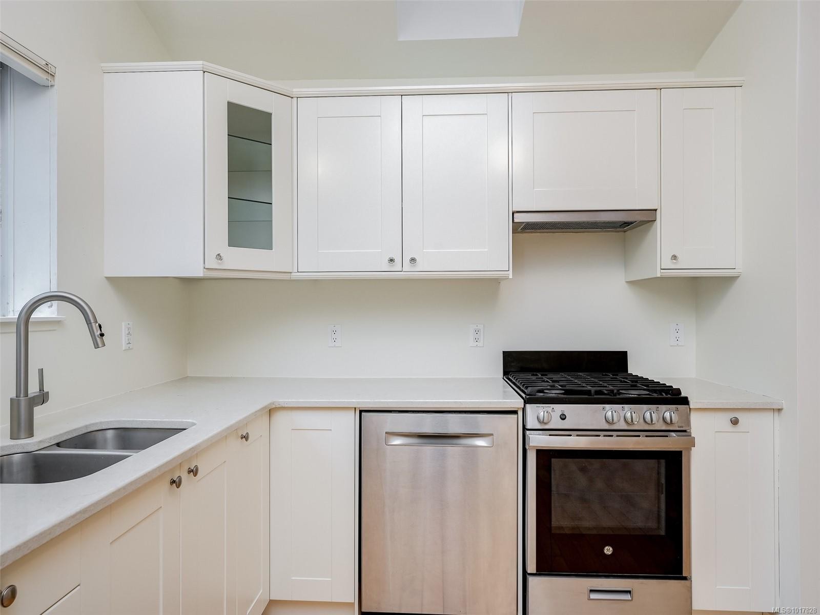 8-2070 Amelia Ave, Sidney, BC