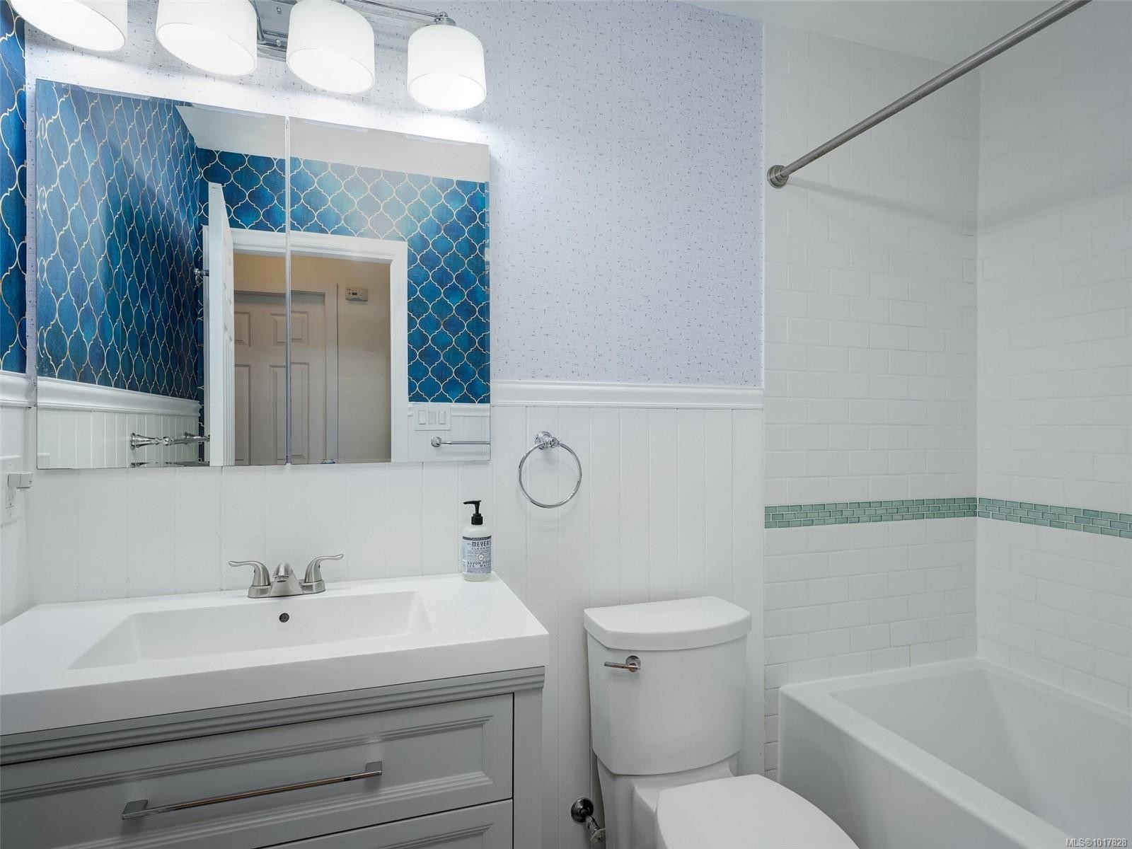 8-2070 Amelia Ave, Sidney, BC