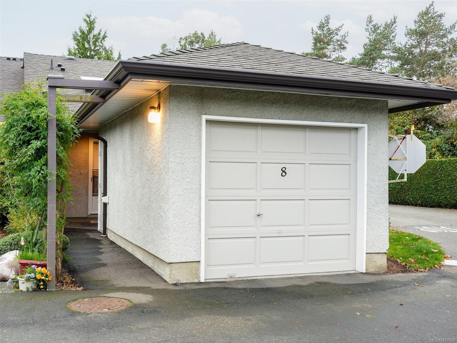 8-2070 Amelia Ave, Sidney, BC