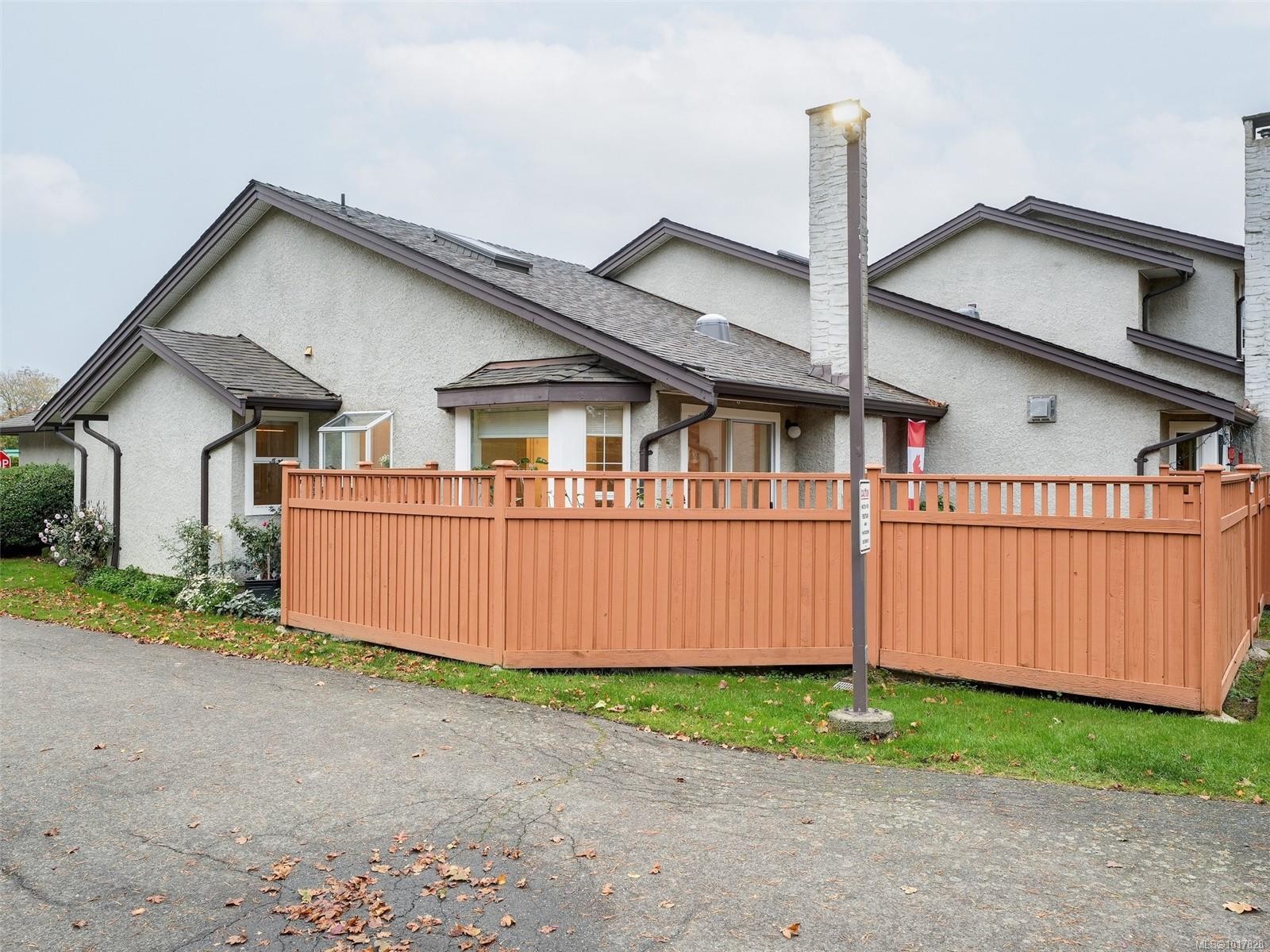 8-2070 Amelia Ave, Sidney, BC