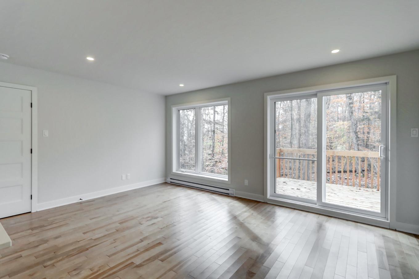 Salon - 84 12E Avenue, Saint-Hippolyte, QC - Indoor Photo Showing Other Room