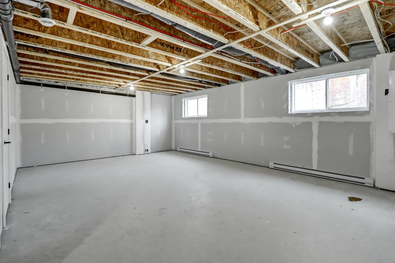 Salle familiale - 84 12E Avenue, Saint-Hippolyte, QC - Indoor Photo Showing Basement