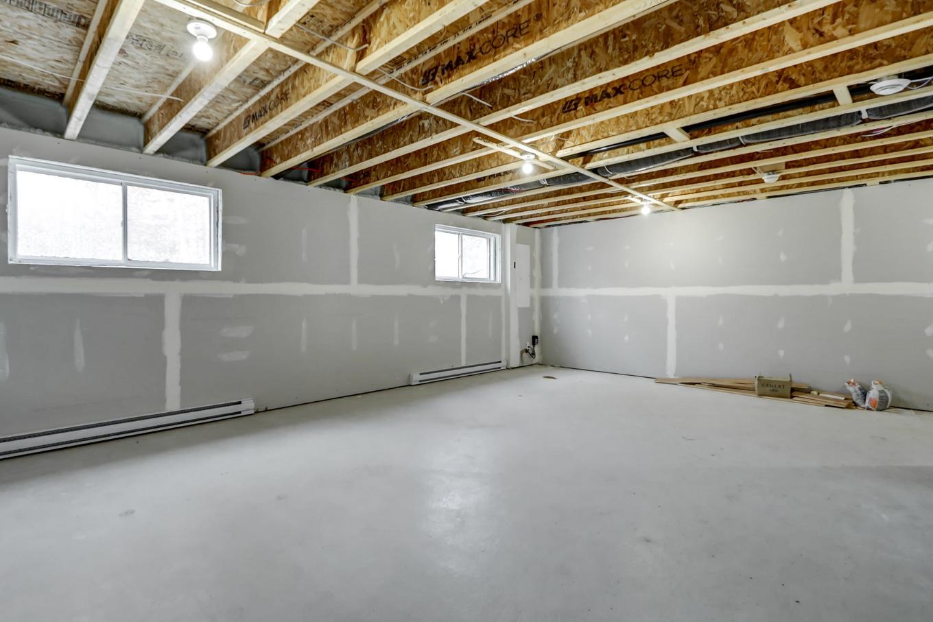 Salle familiale - 84 12E Avenue, Saint-Hippolyte, QC - Indoor Photo Showing Basement
