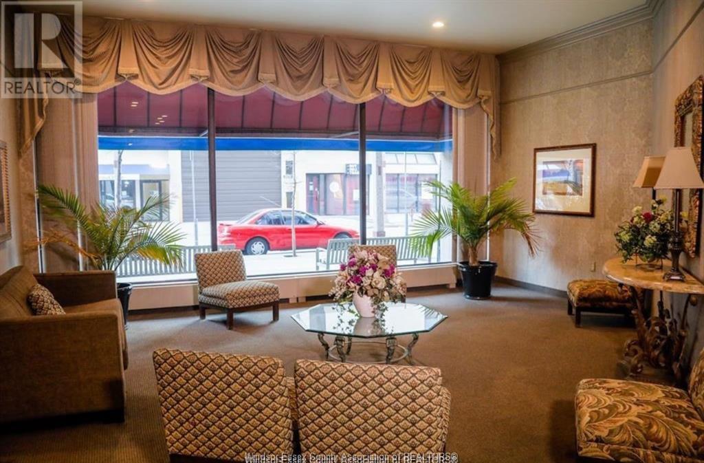 380 Pelissier Unit# 307, Windsor, ON - Indoor Photo Showing Living Room