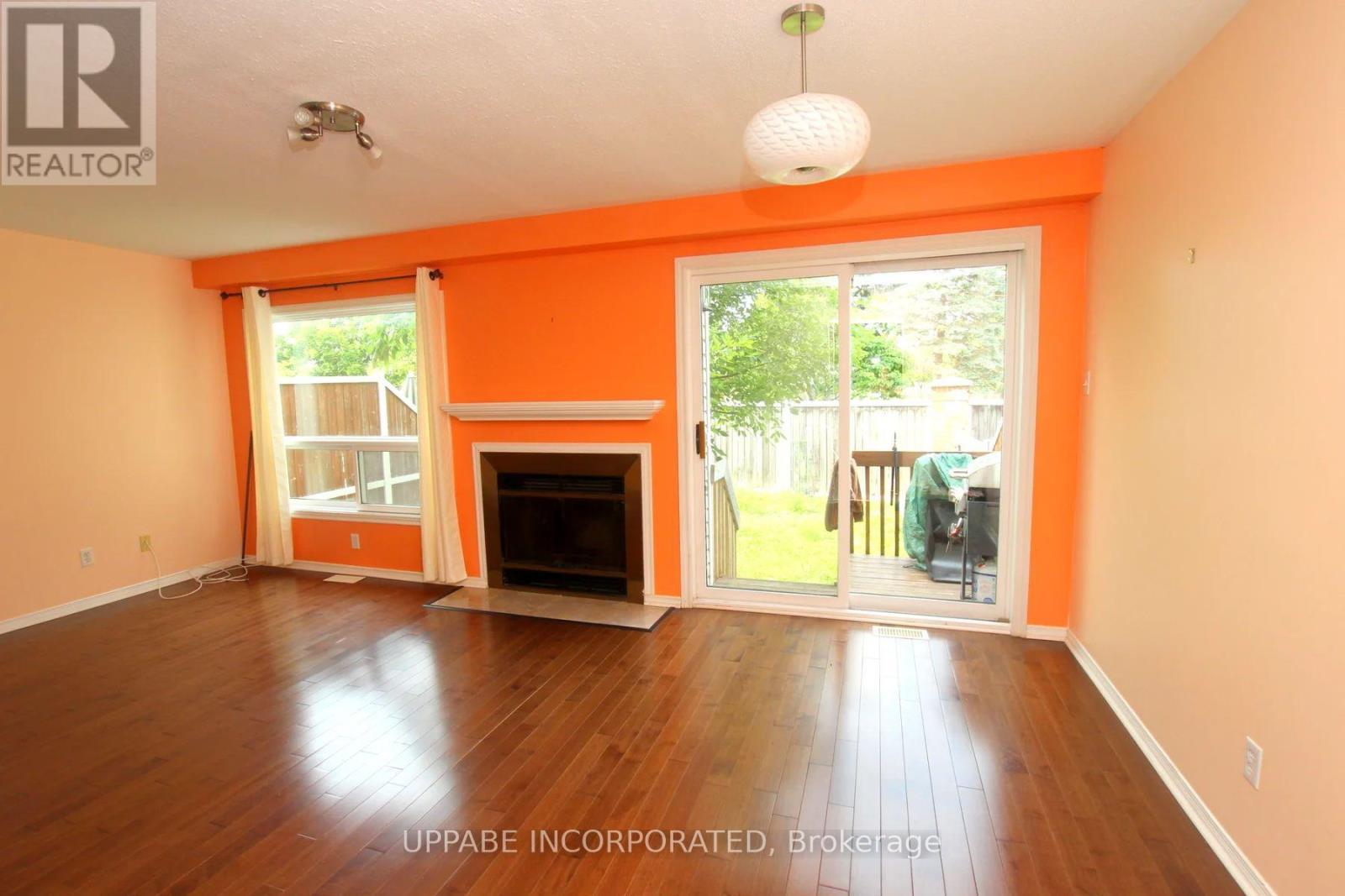 6075 Pineglade Crescent, Ottawa, ON - Indoor Photo Showing Living Room With Fireplace
