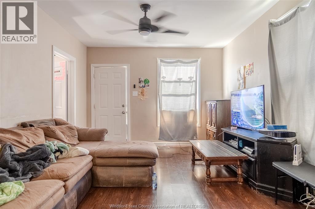 948 Tecumseh Boulevard West, Windsor, ON - Indoor Photo Showing Living Room