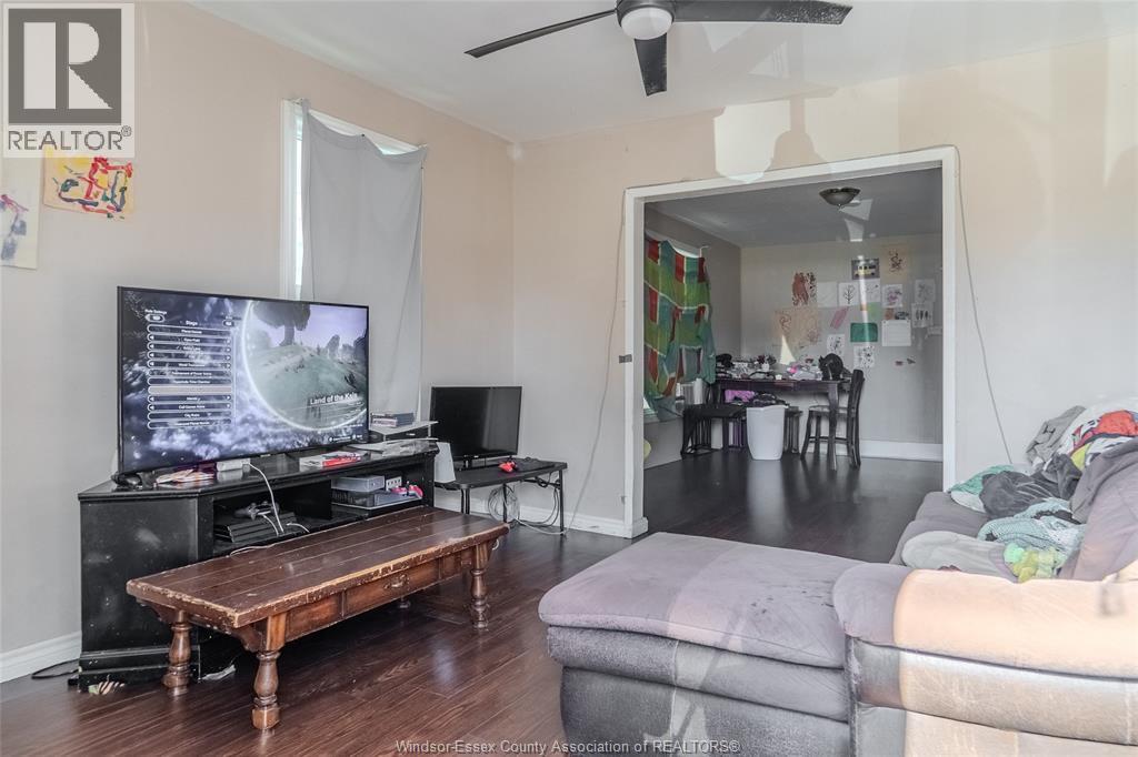 948 Tecumseh Boulevard West, Windsor, ON - Indoor Photo Showing Living Room
