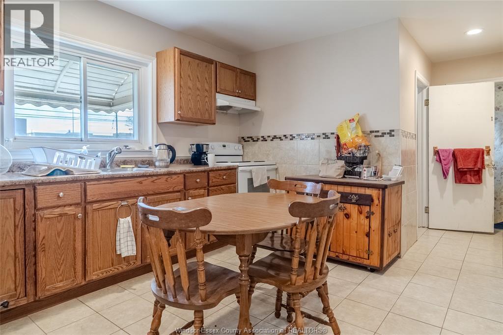 291-93 Belleview Avenue, Windsor, ON - Indoor Photo Showing Kitchen With Double Sink