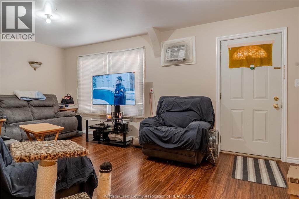 291-93 Belleview Avenue, Windsor, ON - Indoor Photo Showing Living Room