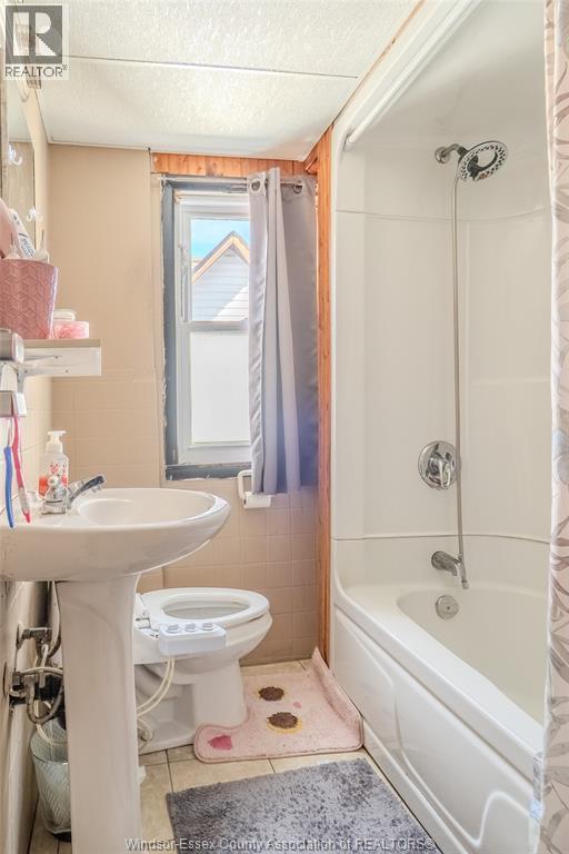 291-93 Belleview Avenue, Windsor, ON - Indoor Photo Showing Bathroom