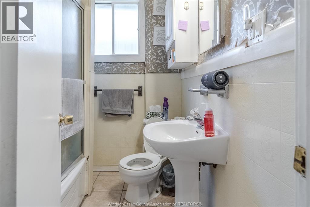 1557 Goyeau Street, Windsor, ON - Indoor Photo Showing Bathroom