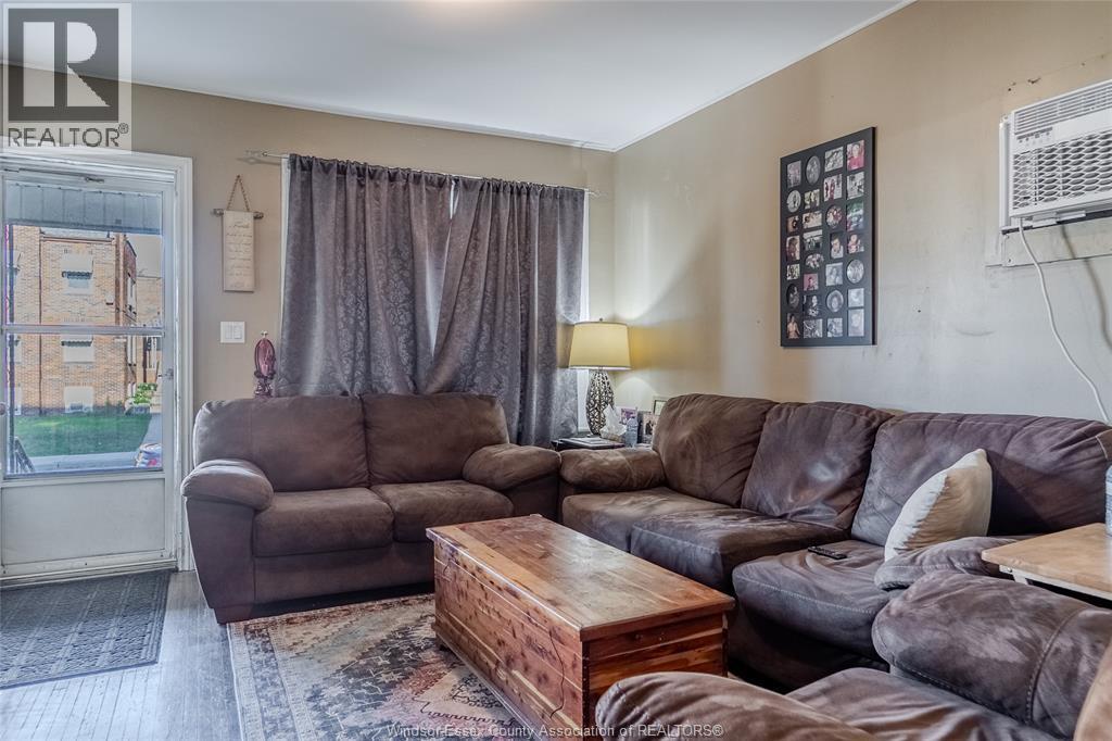 1557 Goyeau Street, Windsor, ON - Indoor Photo Showing Living Room