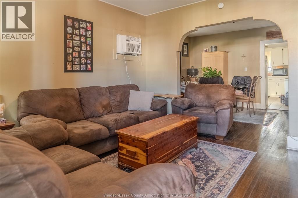 1557 Goyeau Street, Windsor, ON - Indoor Photo Showing Living Room