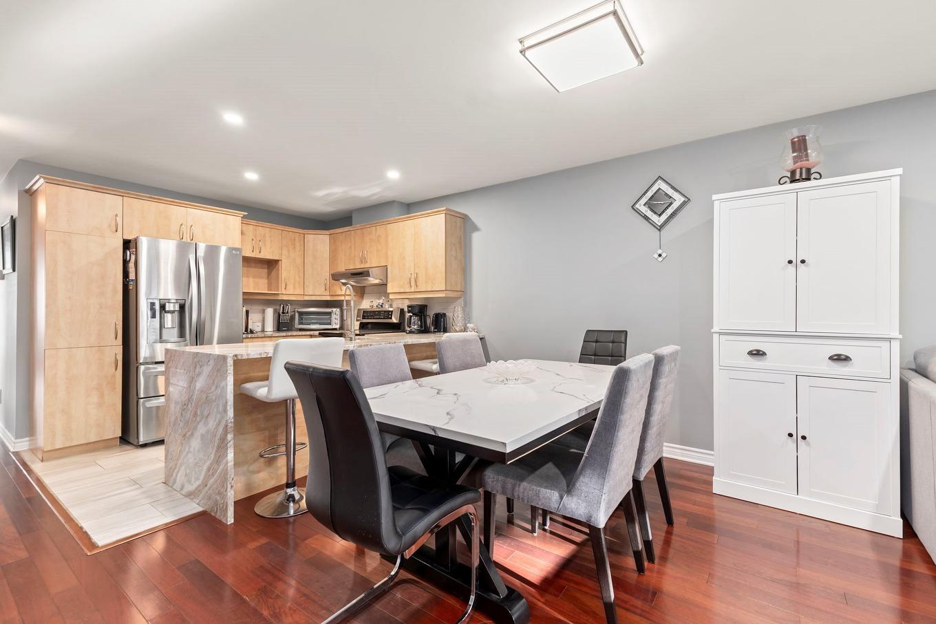 Salle à manger - 102-3430 Boul. Pie-Ix, Laval (Duvernay), QC - Indoor