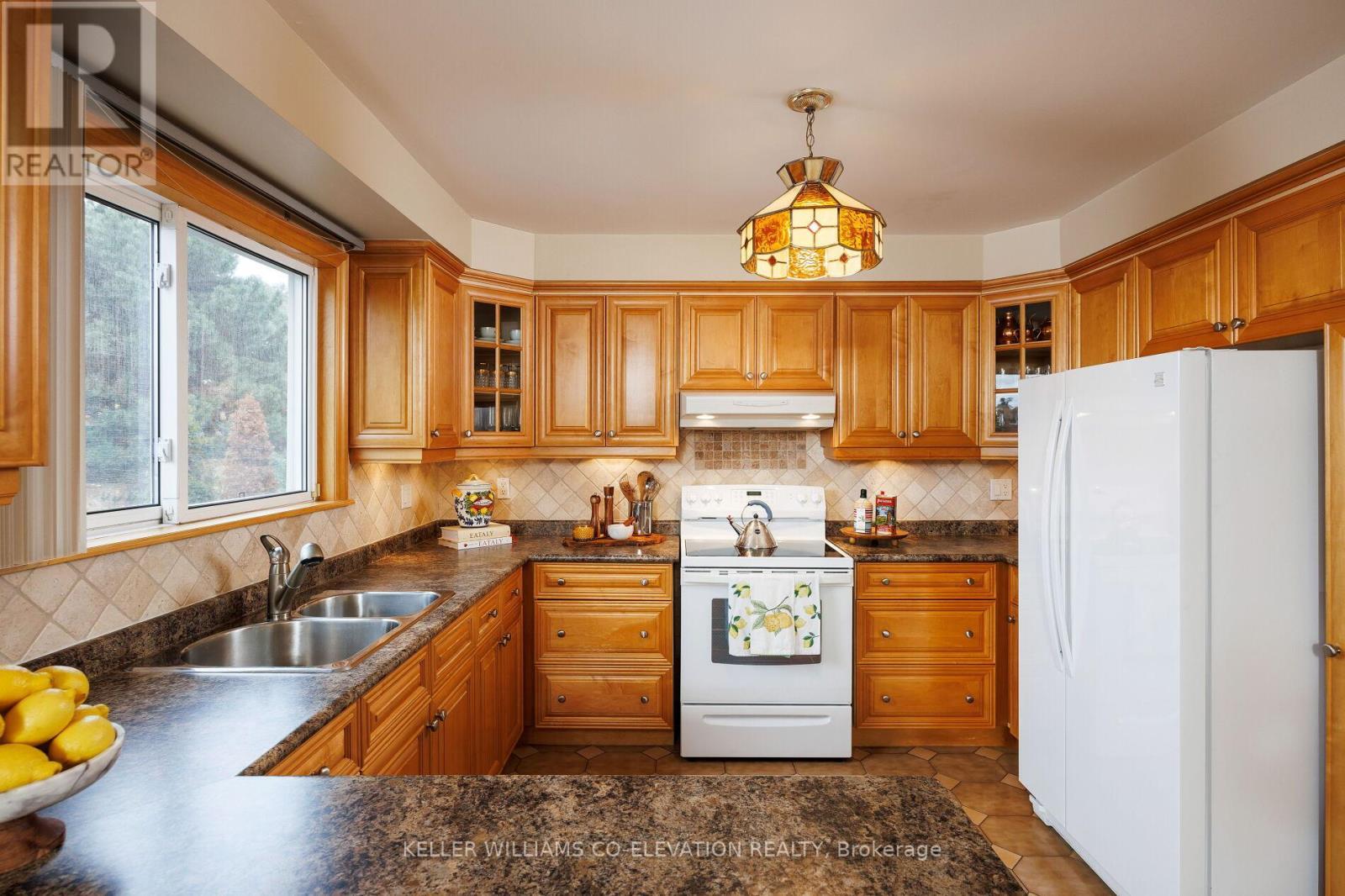 73 Queenston Crescent, Vaughan, ON - Indoor Photo Showing Kitchen With Double Sink