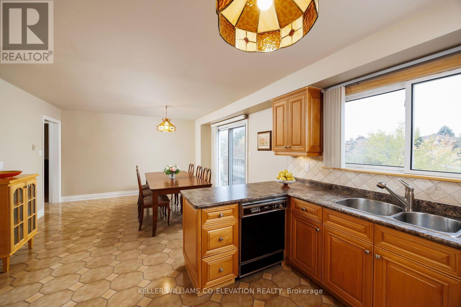 73 Queenston Crescent, Vaughan, ON - Indoor Photo Showing Kitchen With Double Sink