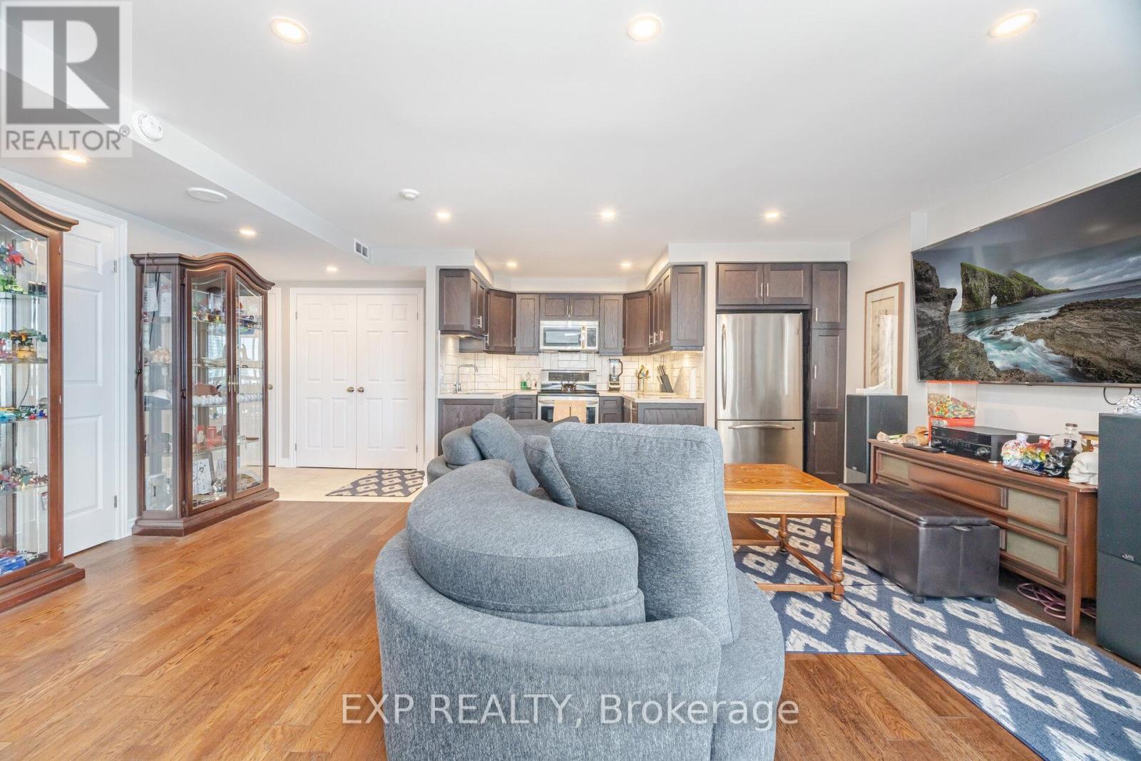 2007 - 55 Centre Avenue, Toronto, ON - Indoor Photo Showing Living Room