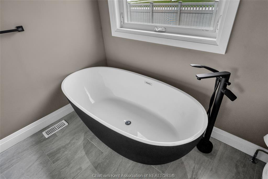 22 Evening Drive, Chatham, ON