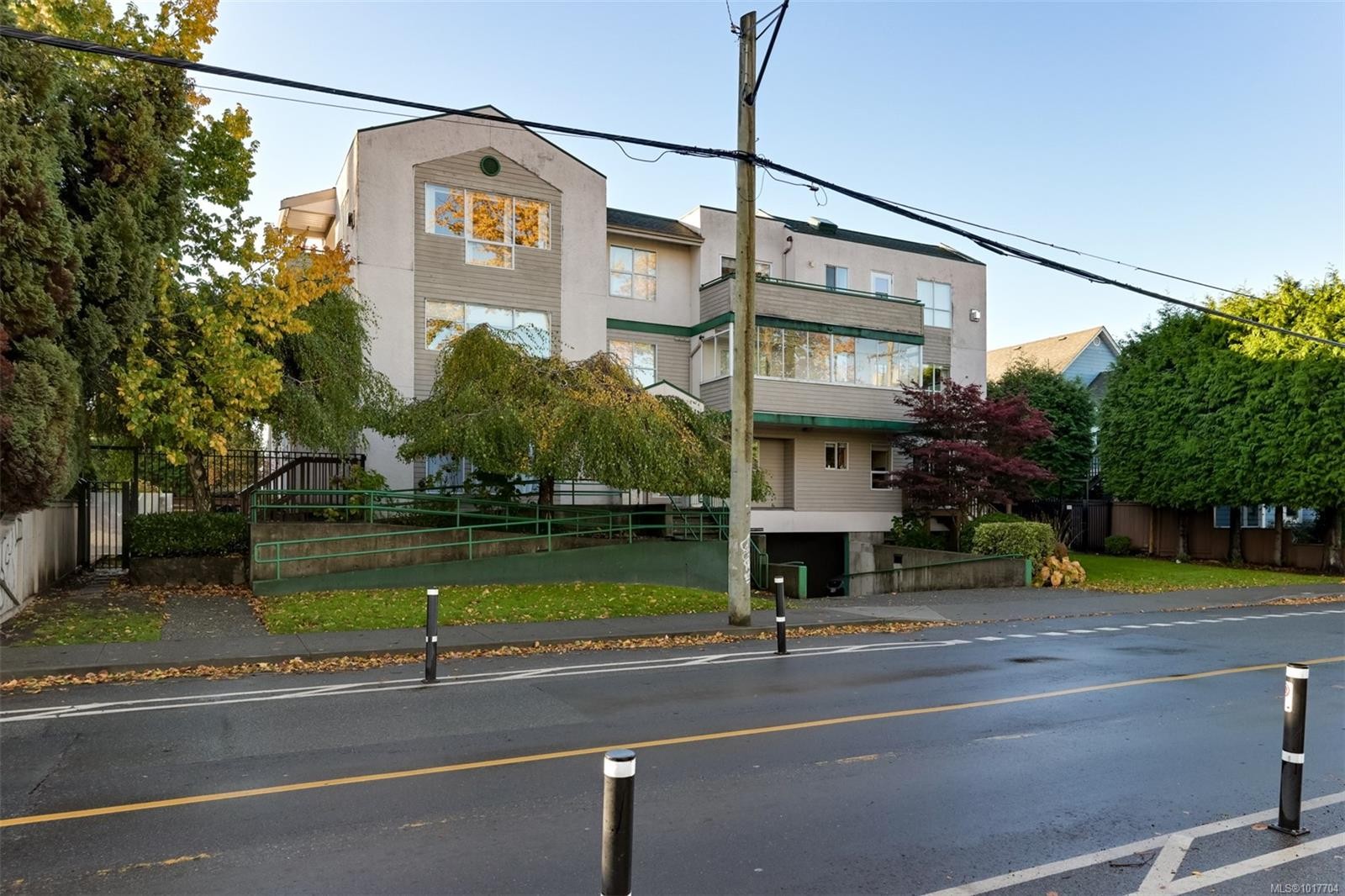 302-1007 Caledonia Ave, Victoria, BC - Outdoor