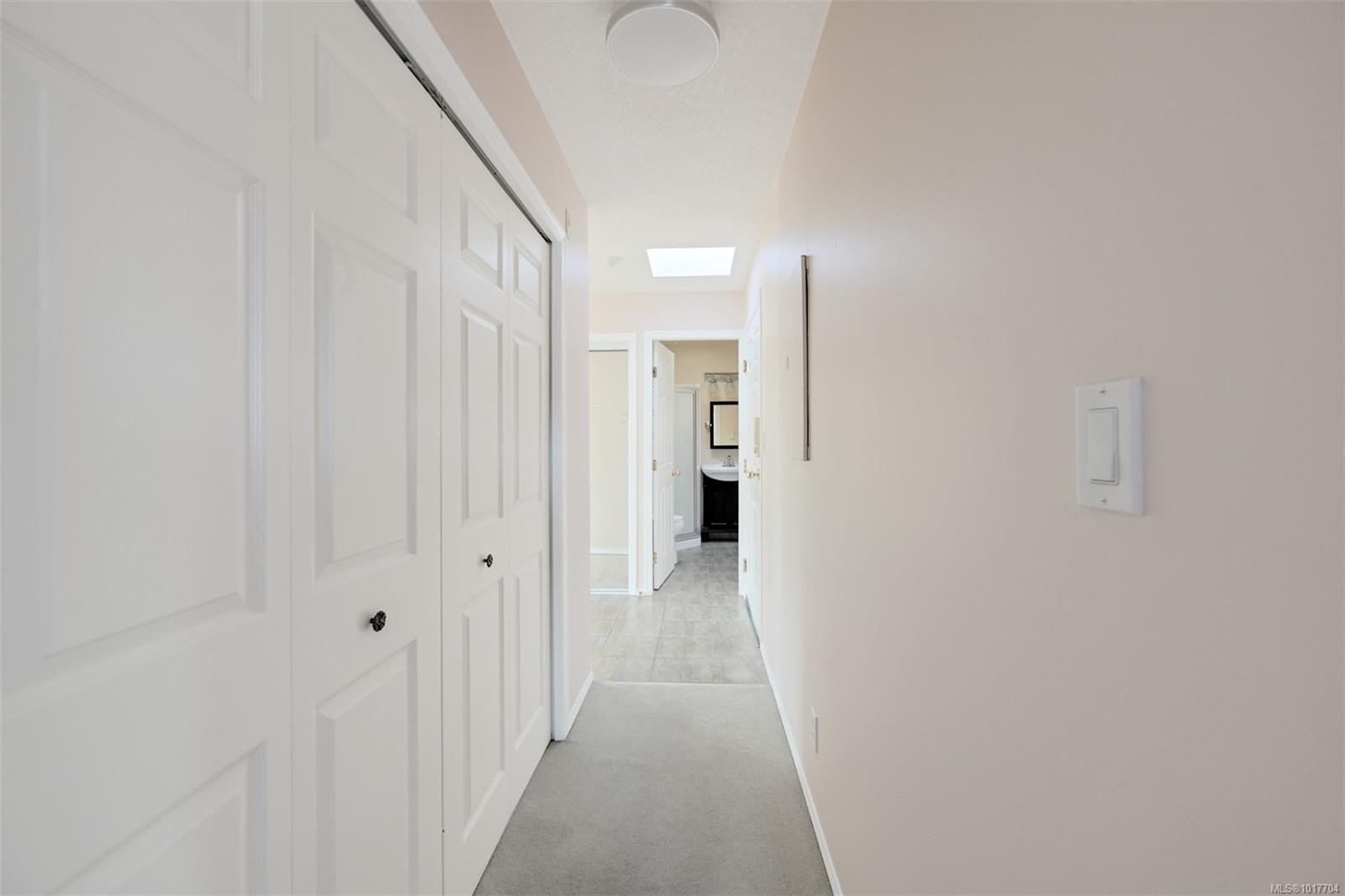 302-1007 Caledonia Ave, Victoria, BC - Indoor Photo Showing Other Room