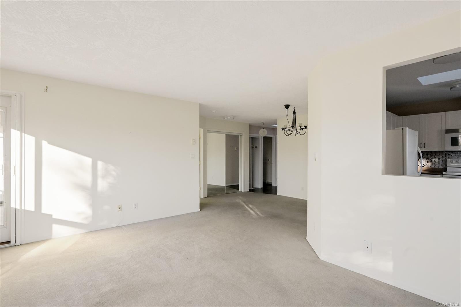 302-1007 Caledonia Ave, Victoria, BC - Indoor Photo Showing Other Room