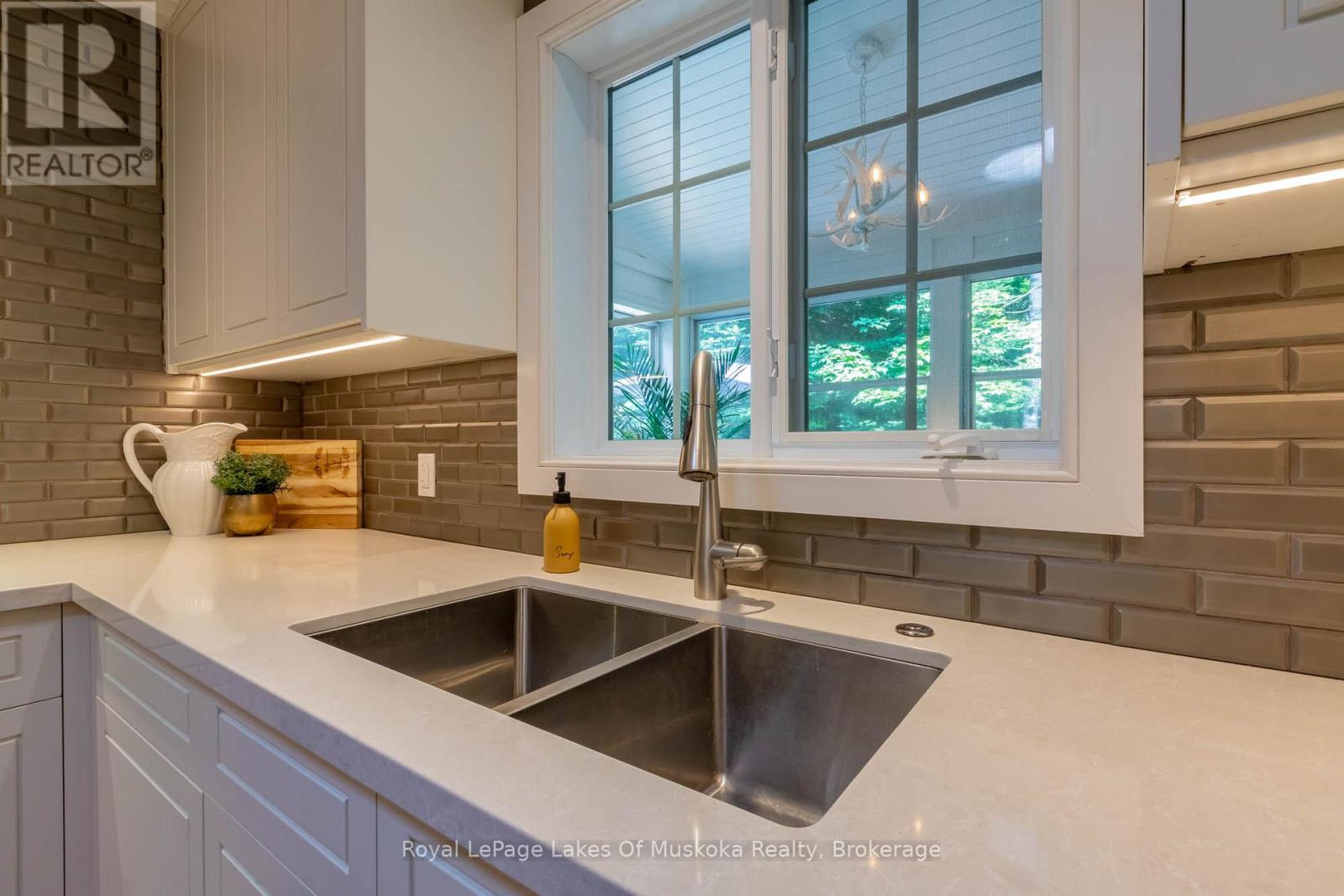 24 Birchwood Crescent, Huntsville (Brunel), ON - Indoor Photo Showing Kitchen With Double Sink