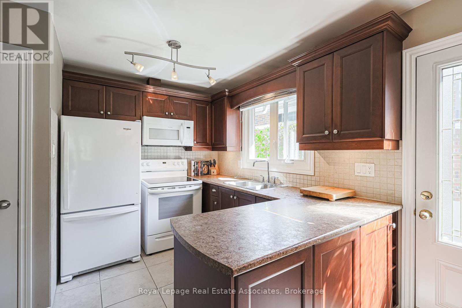 958 Fletcher Valley Crescent, Mississauga, ON - Indoor Photo Showing Kitchen