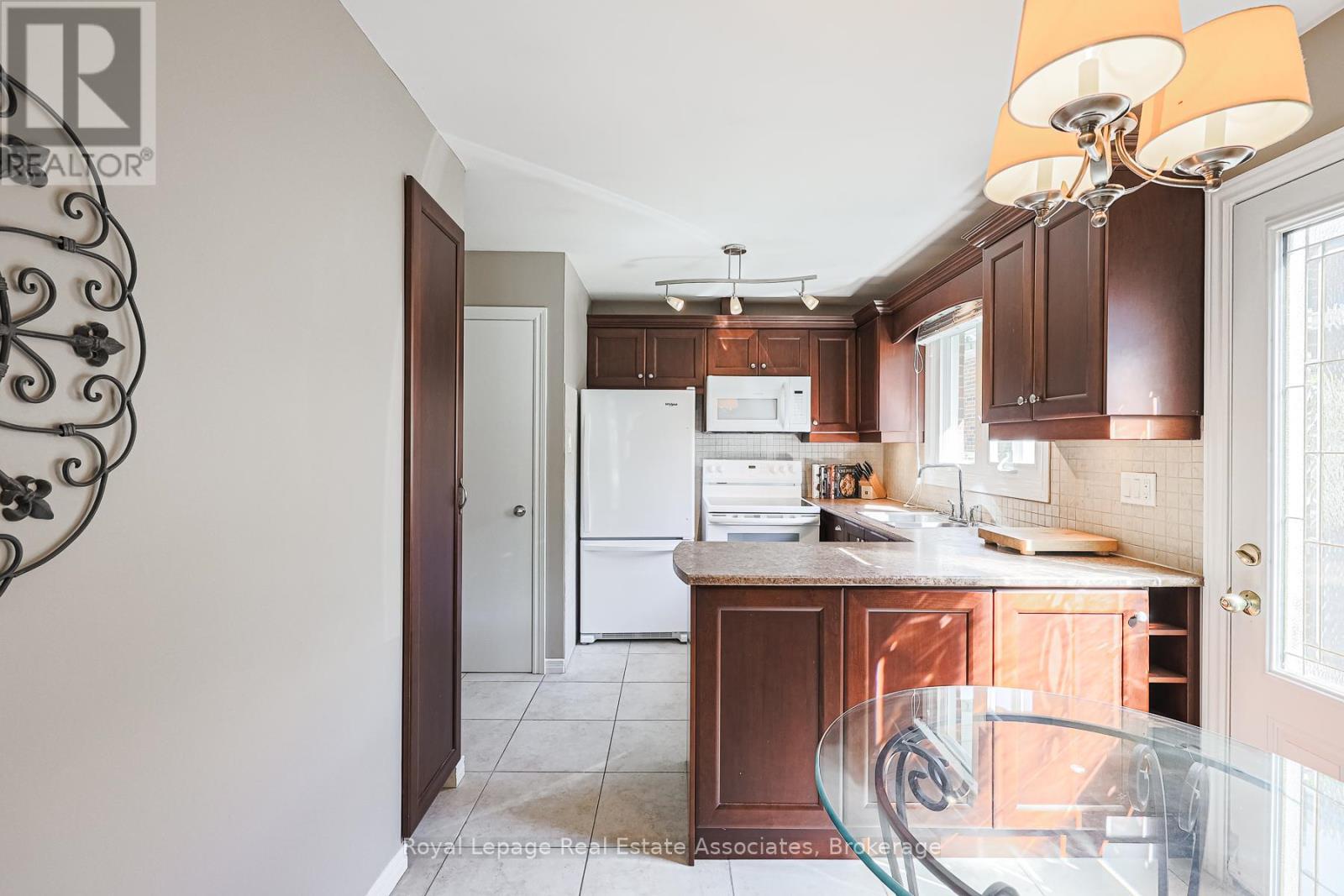 958 Fletcher Valley Crescent, Mississauga, ON - Indoor Photo Showing Kitchen